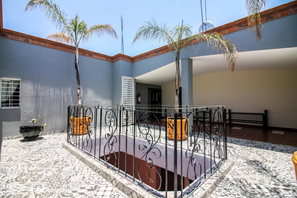 Capital O Hotel Casa Blanca