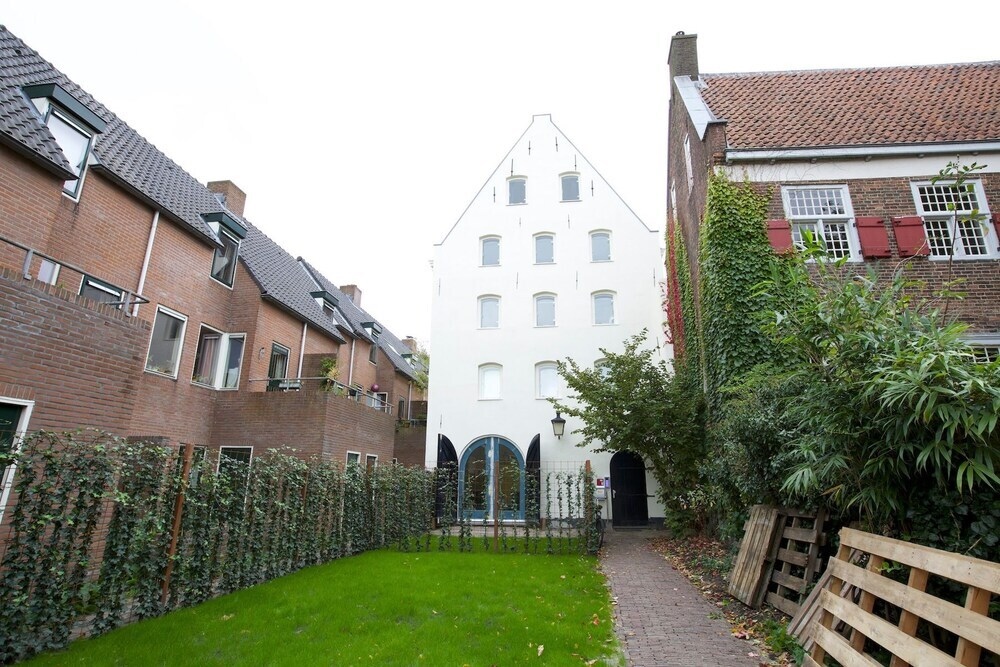 Canal Garden Apartments I By VGW