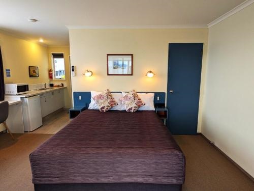 Admiral Court Motel