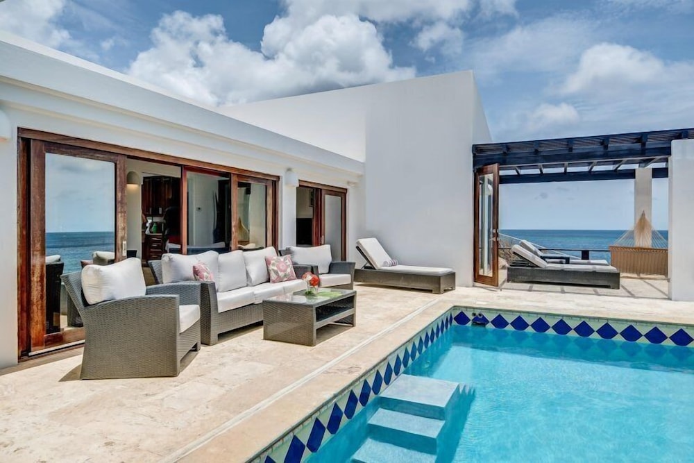 Waves on Shoal Bay Villa