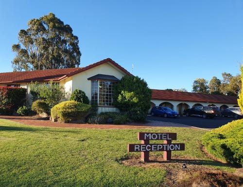 McNevin's Warwick Motel