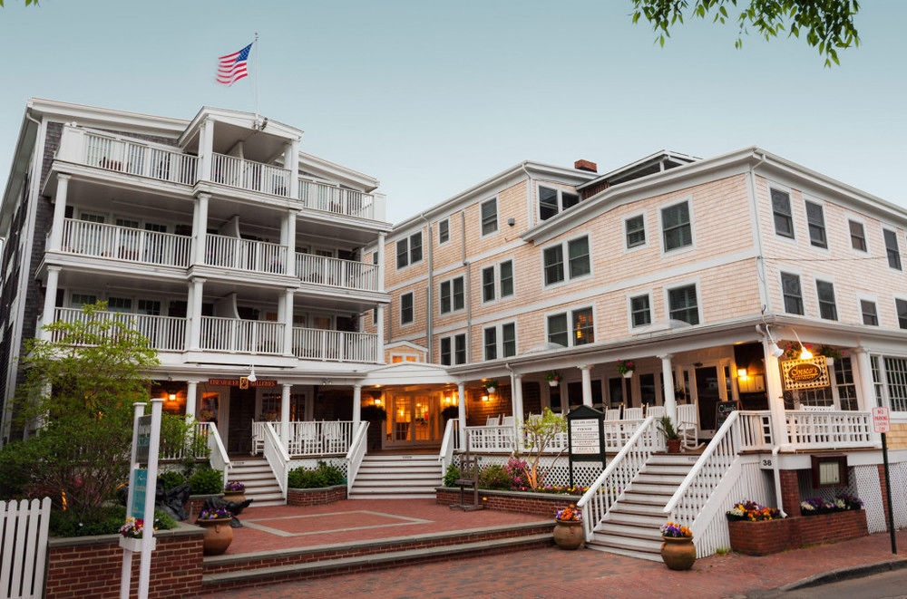 Vineyard Square Hotel & Suites
