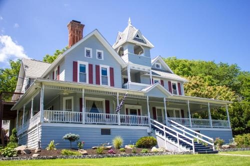 Hudson Manor Bed And Breakfast