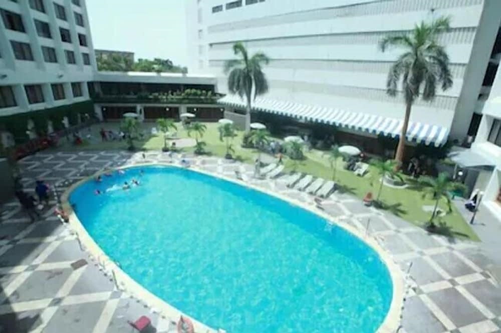 Regent Plaza Hotel & Convention Center