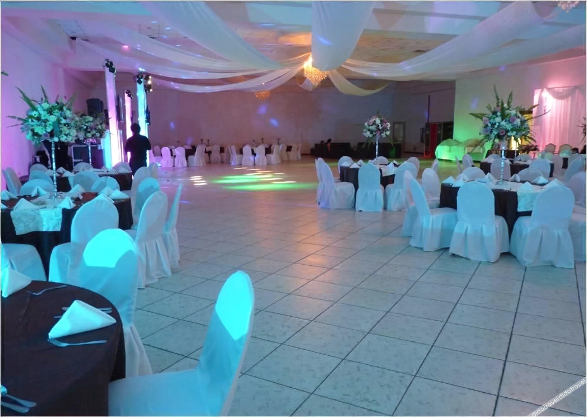 El Cason & Suites