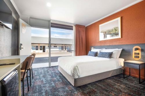 Horse And Jockey Hotel Motel