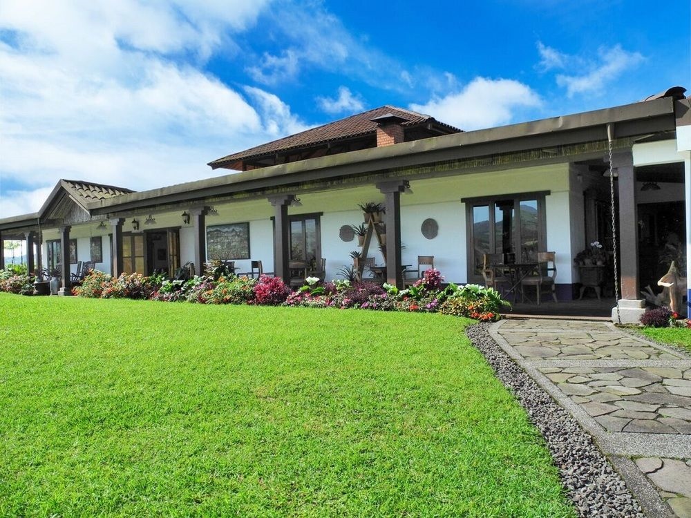 Villa Blanca Cloud Forest Hotel + Retreat