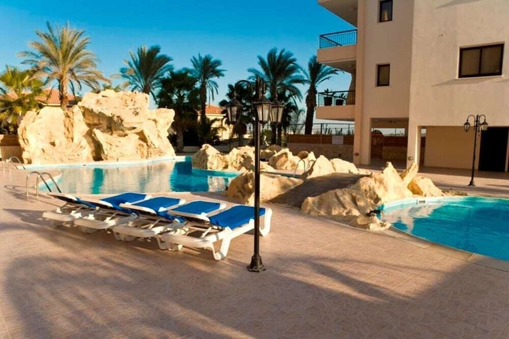 2 Bed Apartment Overlooking Pool - Oroklini
