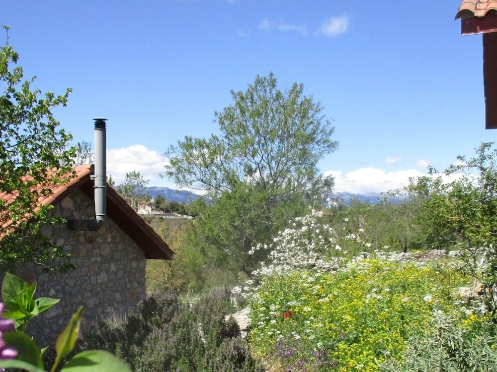 Cosy Holiday Home With Garden In Leonidio