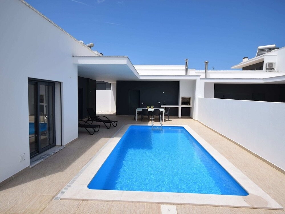 Sunny Villa Near Obidos w/ Beaches