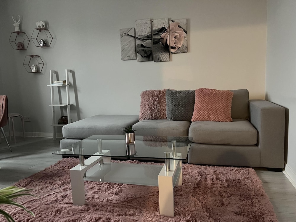 Captivating 2-Bed Apartment In Kirkcaldy