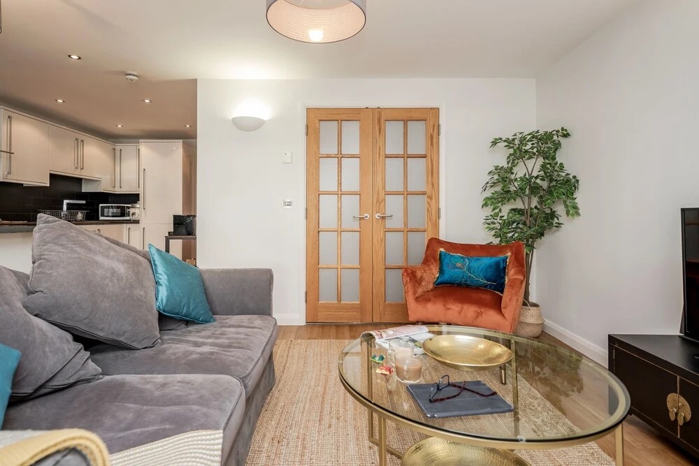 Beautiful Central Windsor Apartment