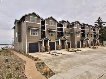 Seagate: Starboard~coos Bay~premiere Property