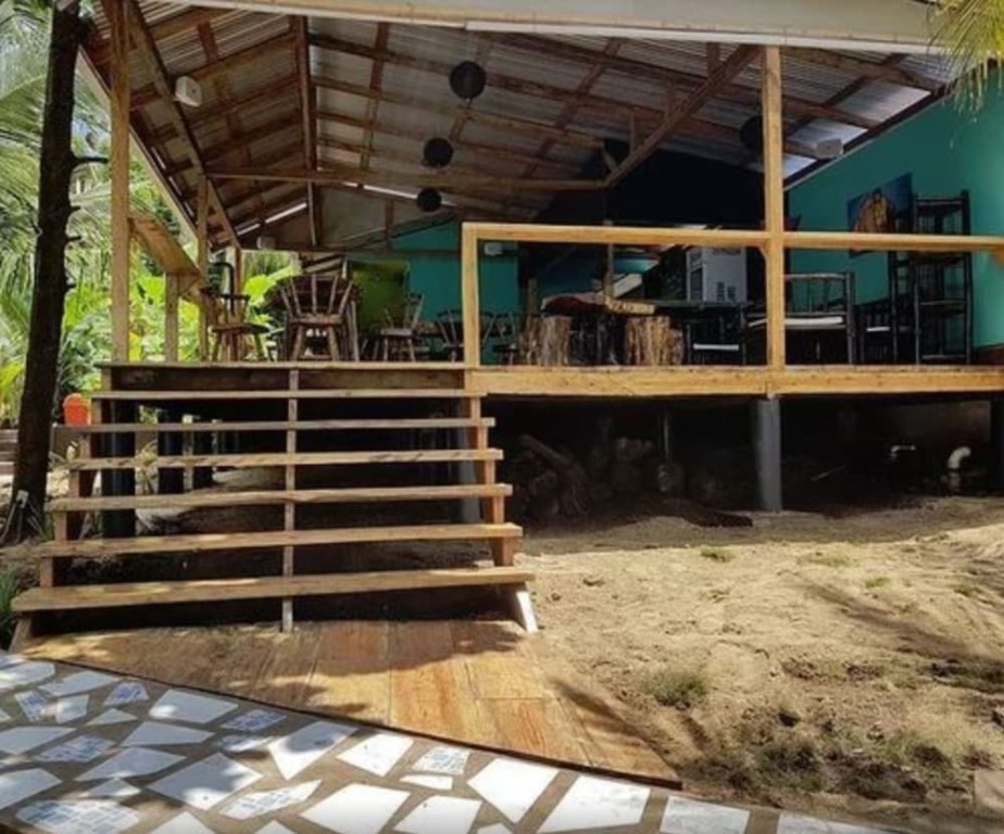 Las Palmeras Beachfront Hotel