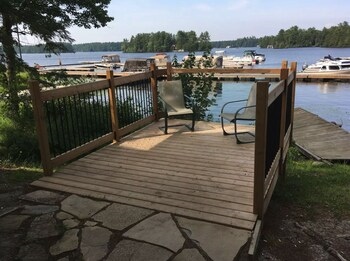 Lakefront Cottage Marina View