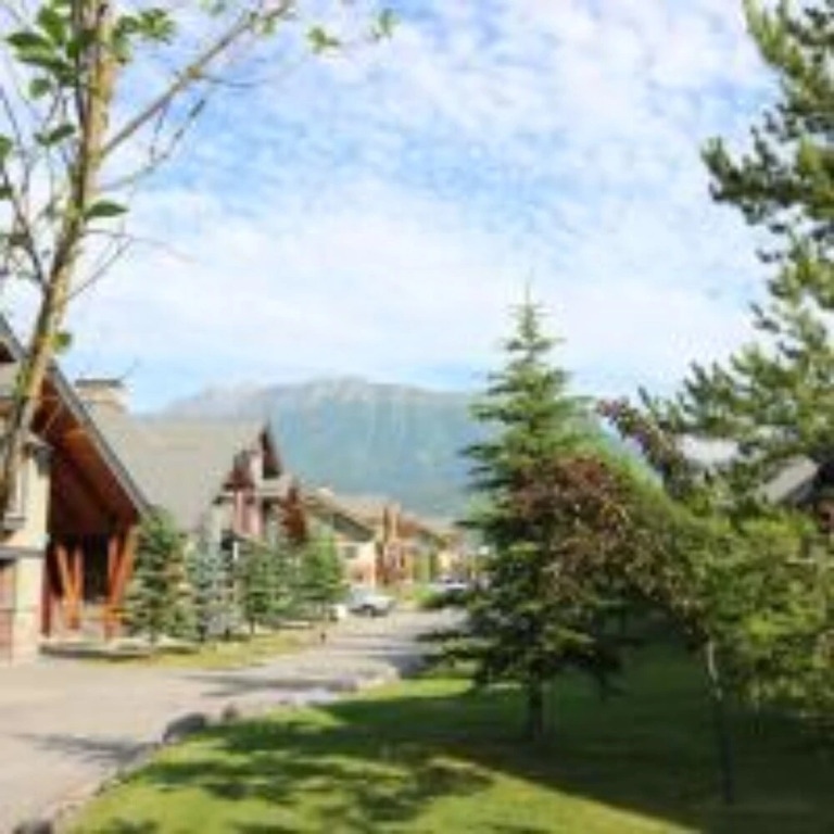 Pinnacle Ridge Chalets By Fernie Lodging