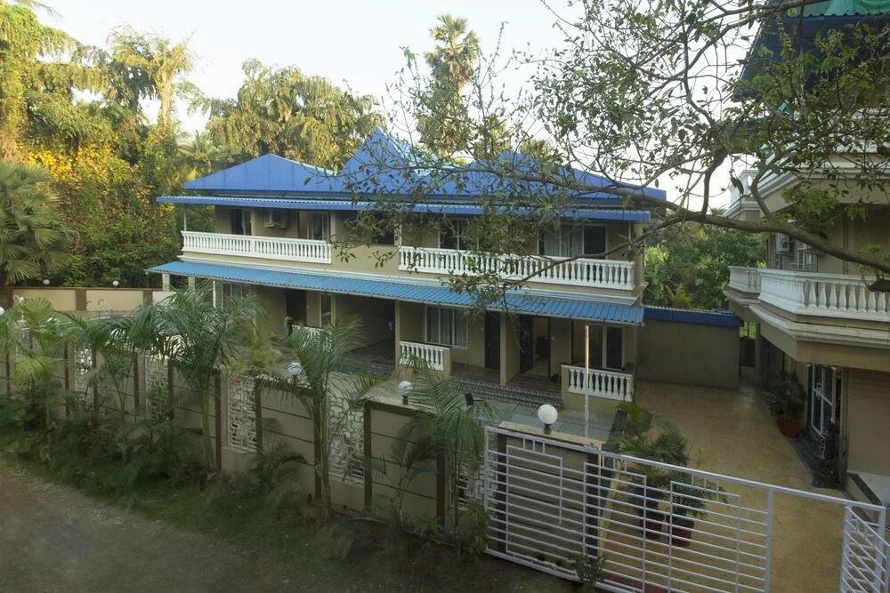 OYO 22919 Blue Roof Sea Side