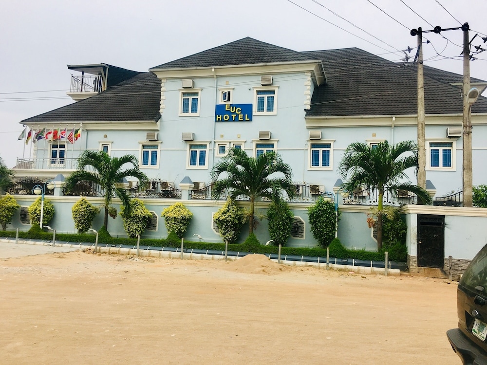 Euc Demodern Hotel & Suites