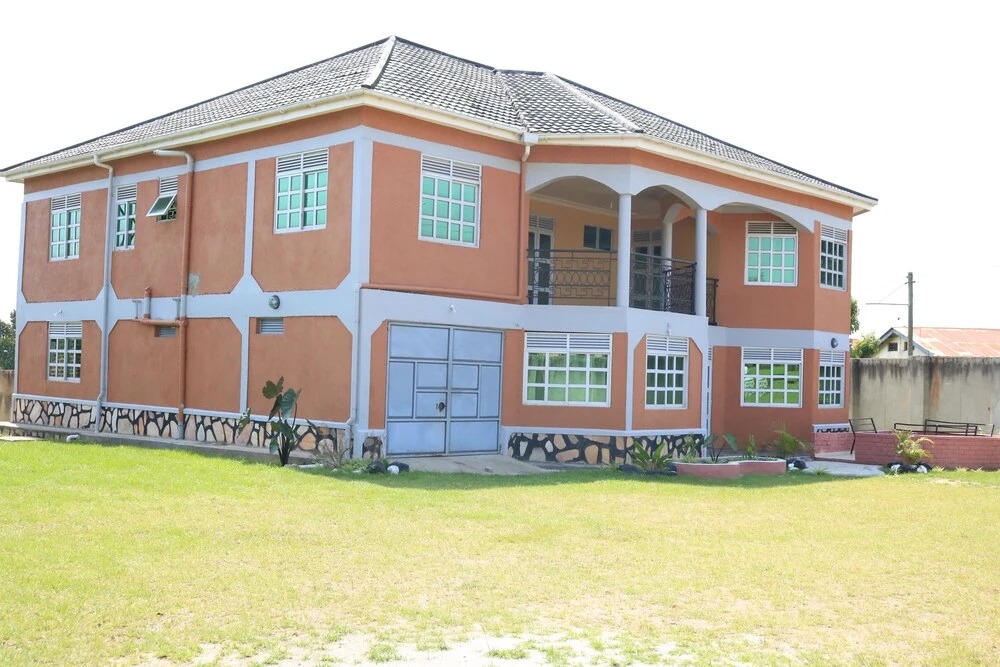 A & J Holiday Suites