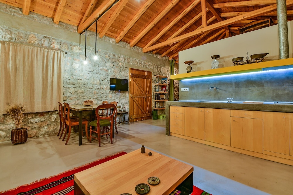 Boutique Stone Cottage With Large Terraces