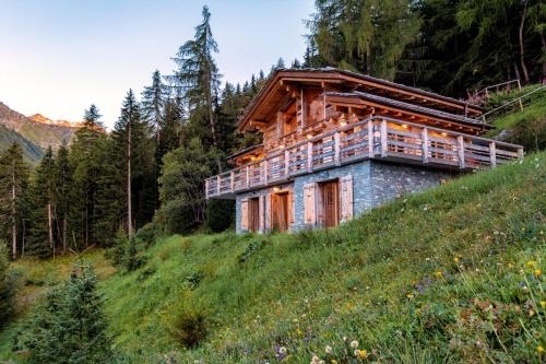 Authentic Swiss Spa Chalet Hot Tub & Sauna