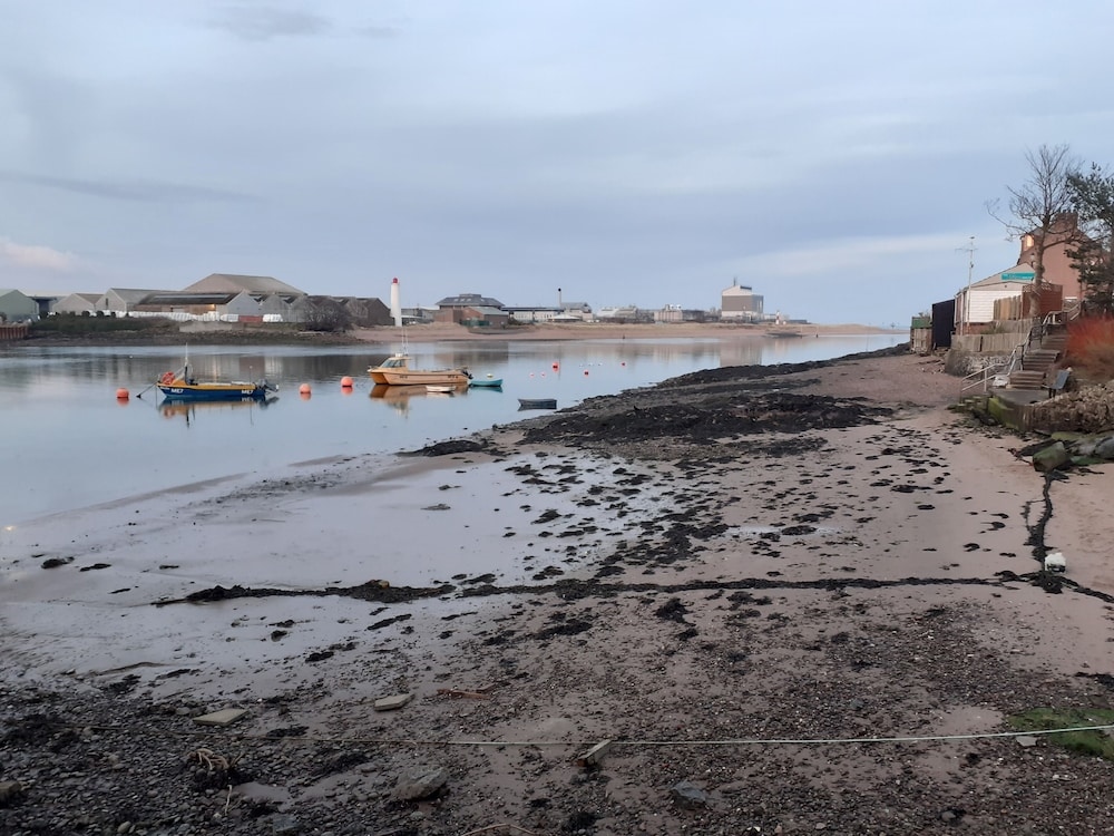 2 Bed Apartment 2 Mins Walk Away From The Beach!