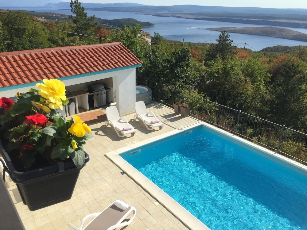 Holiday Home-Big Swimming Pool-Amazing Views