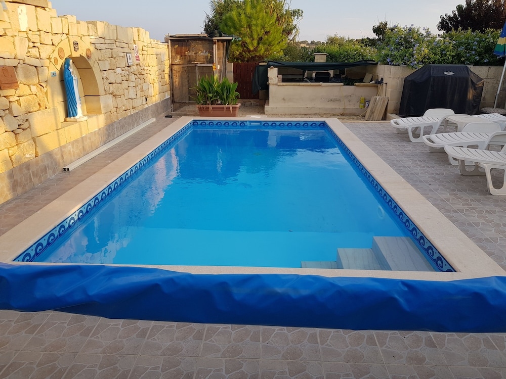 Stunning 5-Bed Farmhouse In Malta