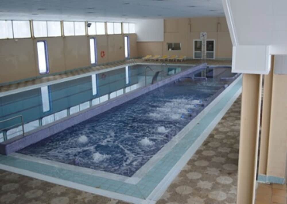 Oca Manzaneda Estación de Montaña