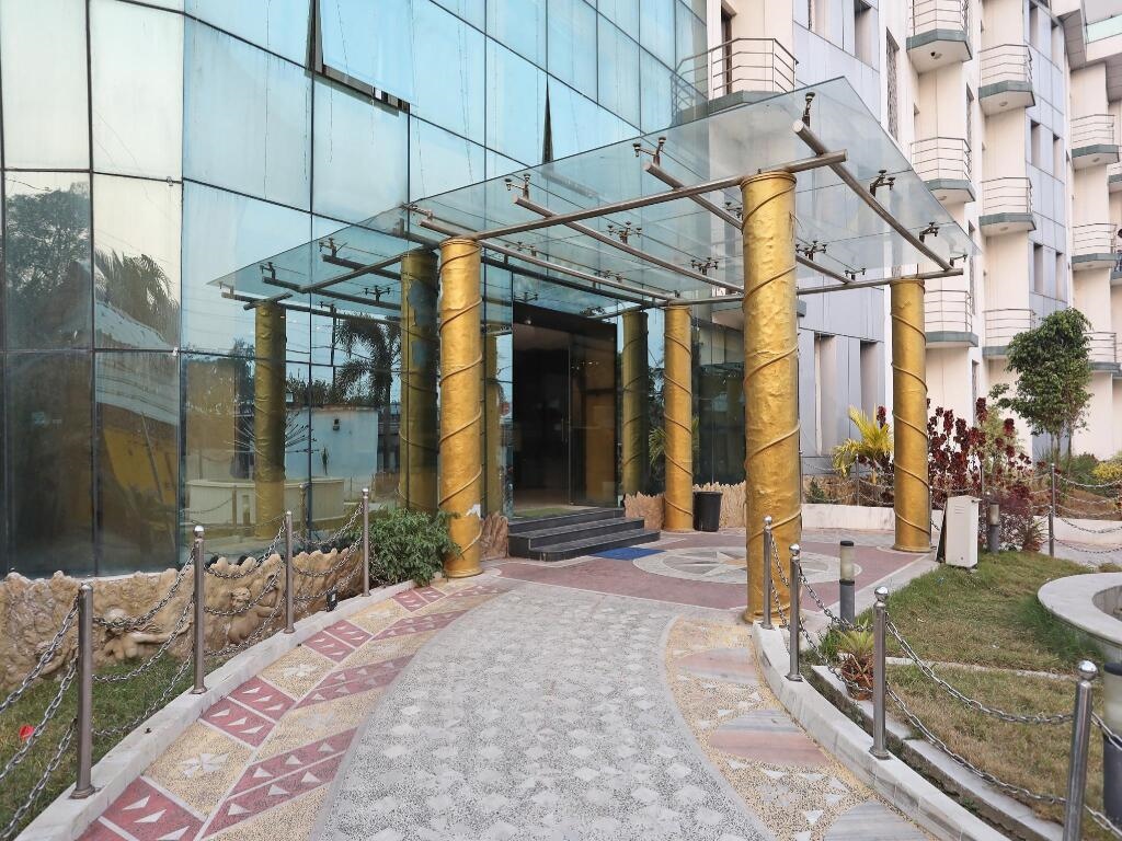 Skylark Hotel by OYO Rooms