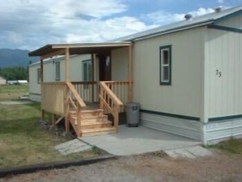Mountain View Meadow Cottage, Cozy Get-A-Way In Beautiful Montana.