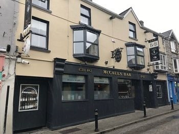 McCauls Bar & Guesthouse